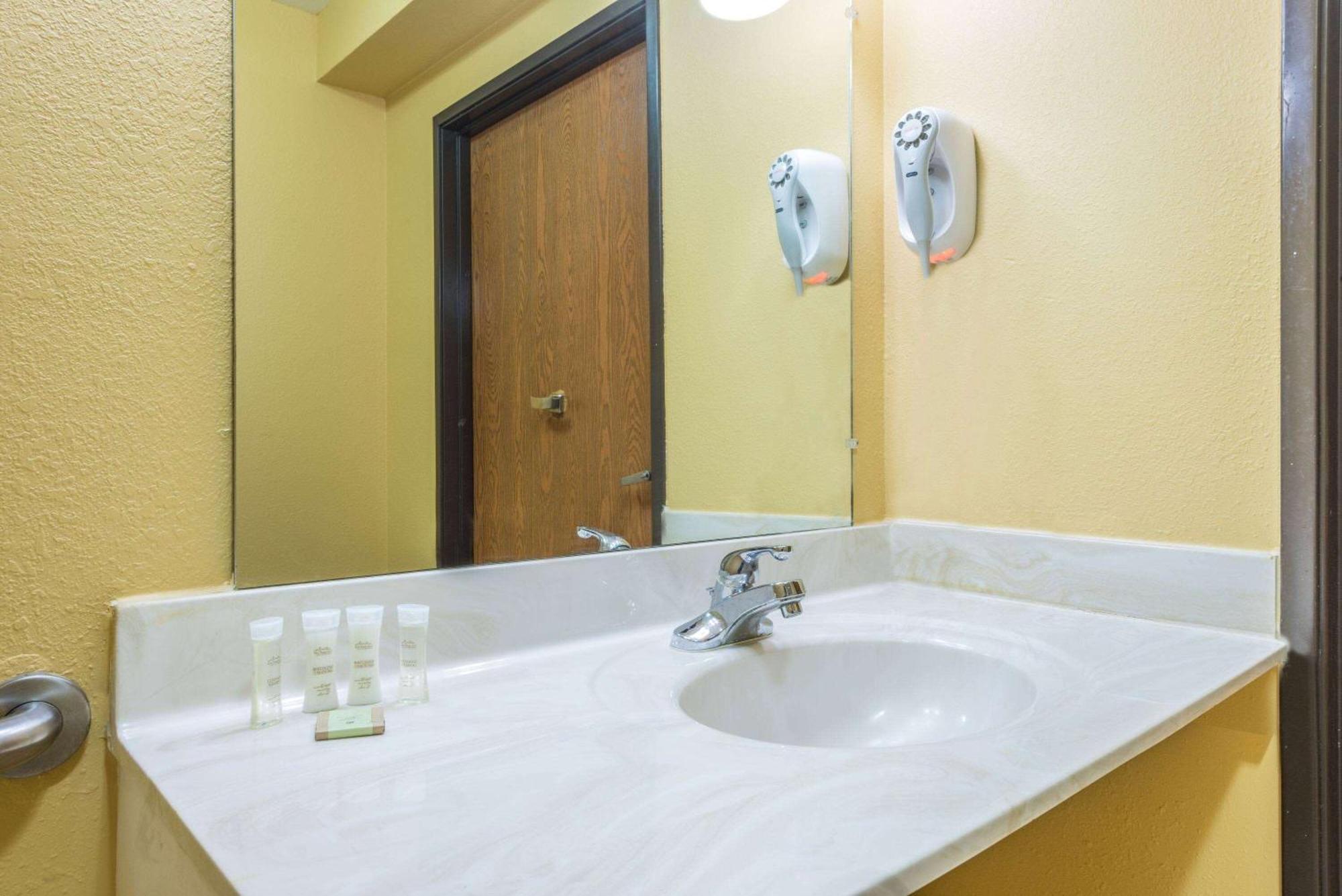 Hotel Super 8 By Wyndham Troy Il/St. Louis Area Esterno foto