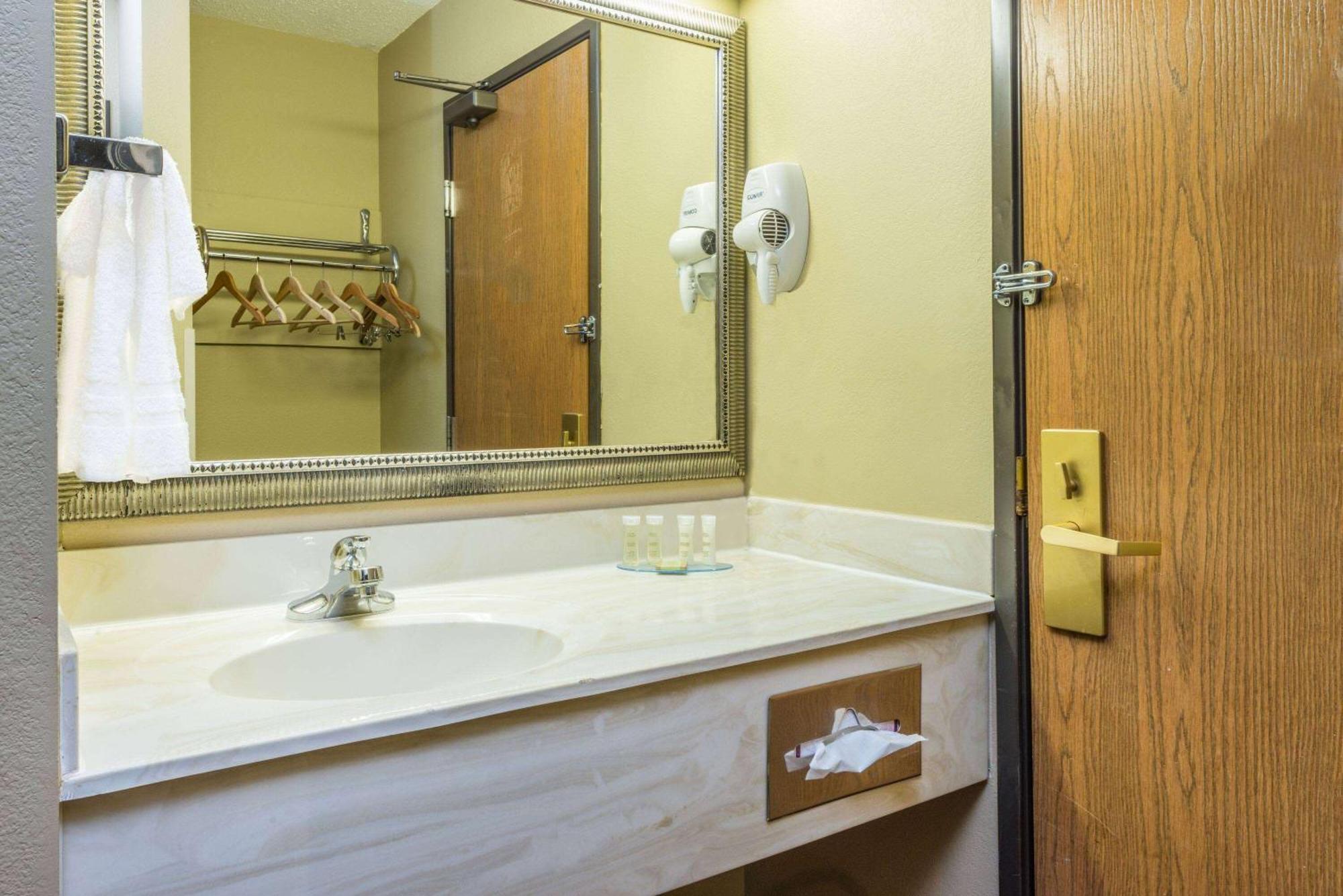 Hotel Super 8 By Wyndham Troy Il/St. Louis Area Esterno foto